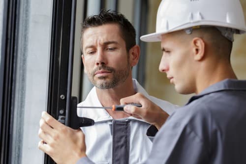 Vitrier Jacou - deux hommes qui règlent une fenêtre