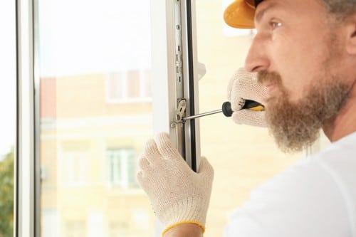 Vitrier Le Cres - homme qui règle une fenêtre