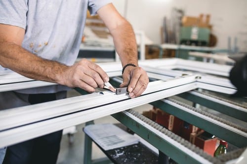 Vitrier Pelissanne - mains d'un homme qui mesure une vitre