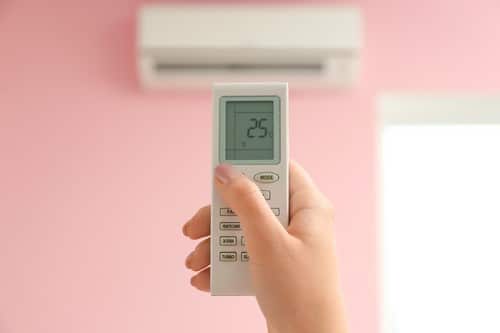 Climatisation Fontenay-le-Fleury - les bons artisans - télécommande pour allumer la climatisation