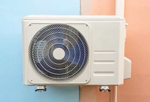 Climatisation Francheville - visuel d'un climatiseur sur un mur bleu et orange