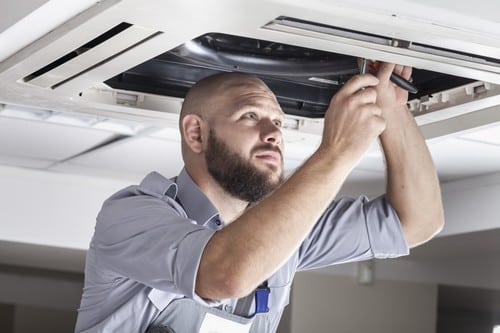 Climatisation Jouy-le-Moutier - les bons artisans - intervention sur une climatisation au plafond