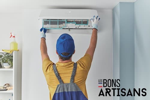 Climatisation Bedarieux - homme qui règle un climatiseur au plafond