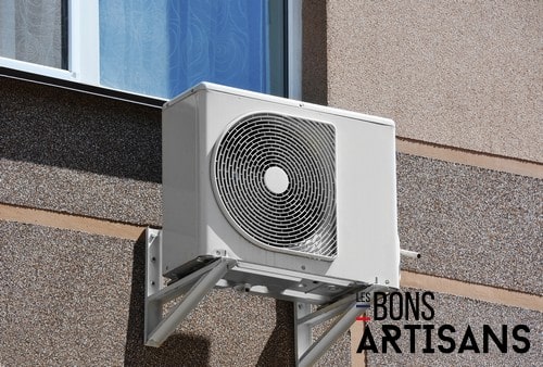 Climatisation Castries - visuel d'un climatiseur sur le mur d'un bâtiment