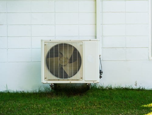 Climatisation Pins-Justaret - visuel d'un climatiseur sur une pelouse