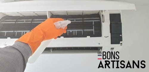 climatisation paris 4 - un expert nettoie une unité intérieure